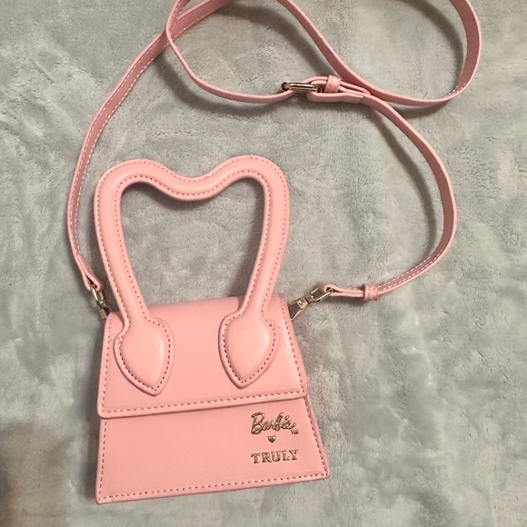 This‎ is a Truly x Barbie mini bag, a limited edition made of 100% leather - Picture 6 of 12